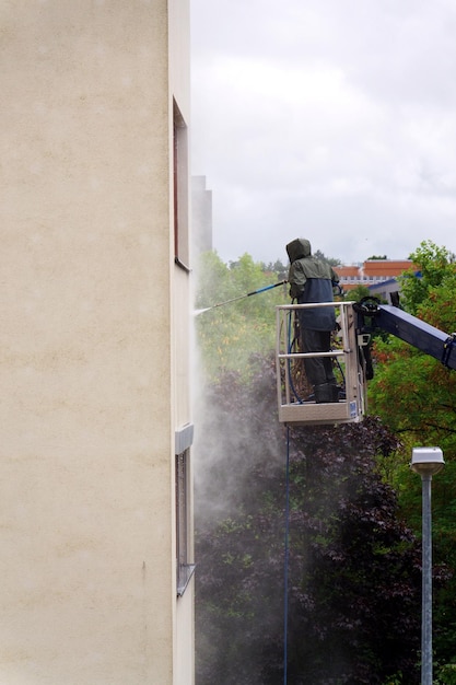 Façade immeuble propre après nettoyage professionnel Alençon